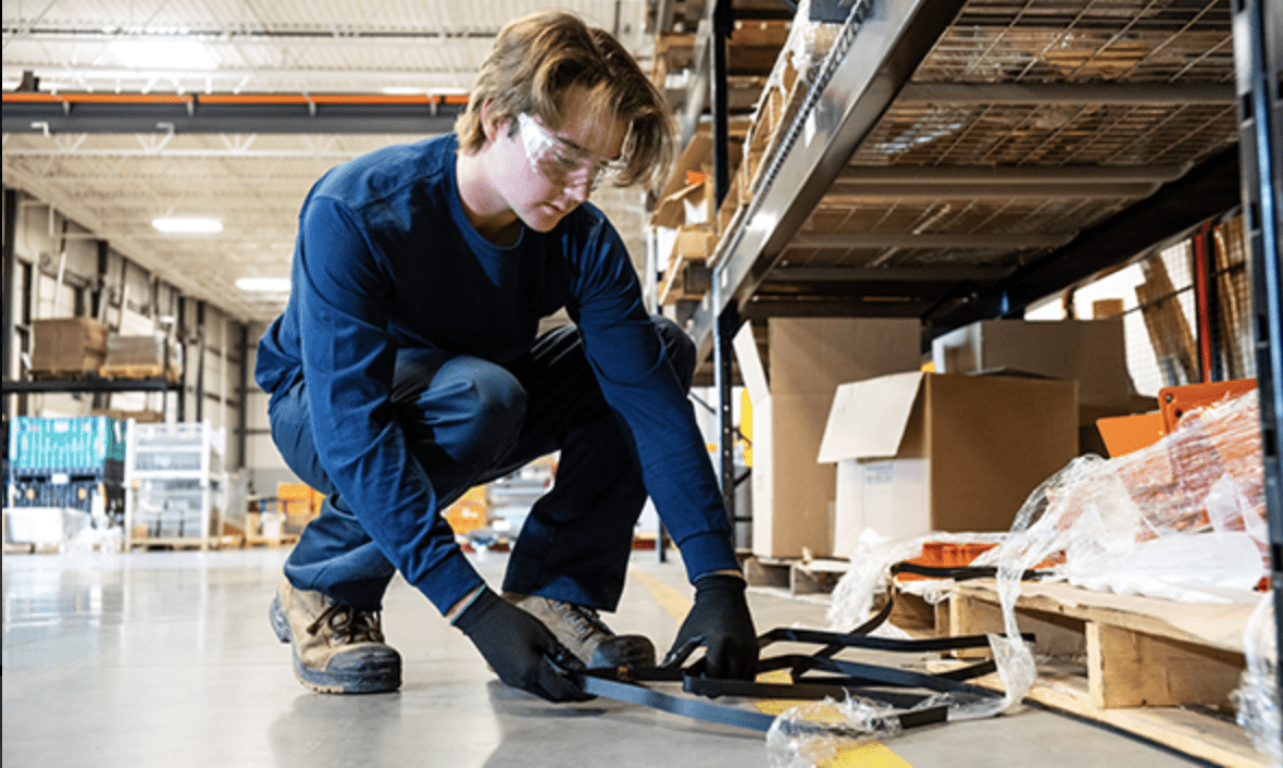 Industrial safety pick. забирают с рабочих мест. рабочее место программиста. рабочее место в офисе. офис программистов.